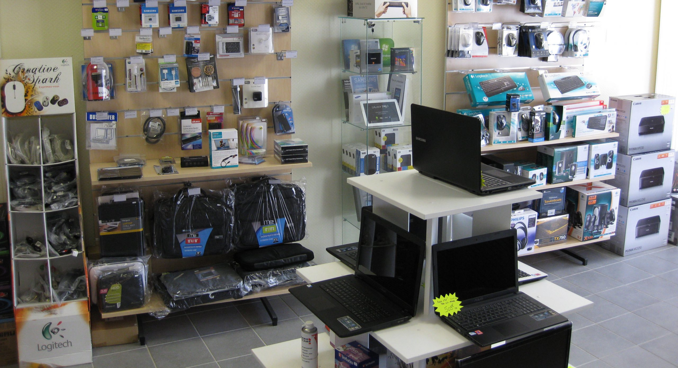 Intérieur boutique — Déclic-e média, Chauvigny